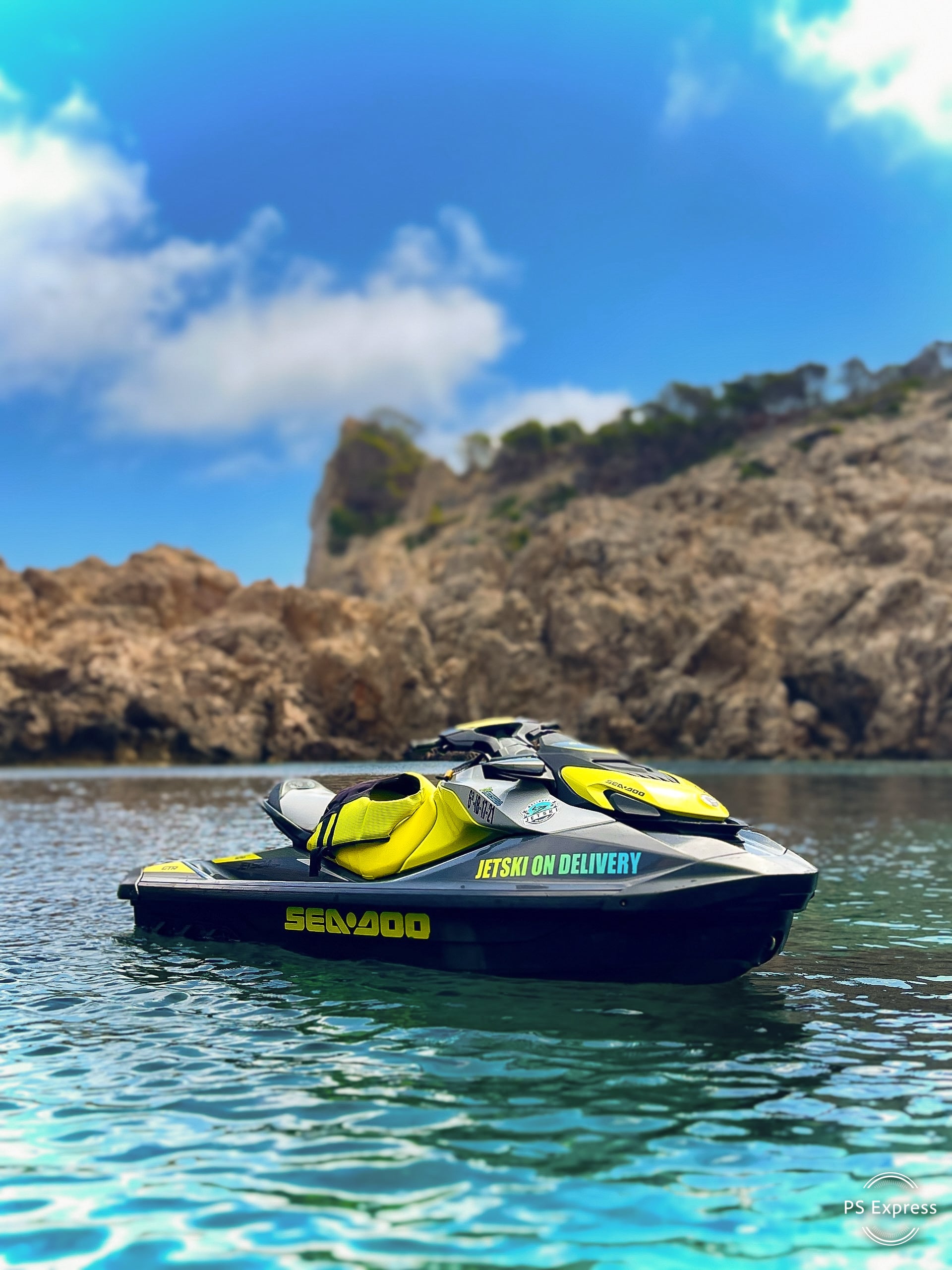 Moto de Jetski On Delivery en una cala de Mallorca