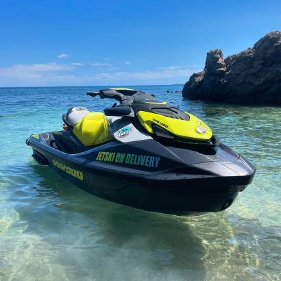Moto de Jetski On Delivery en una cala de Mallorca