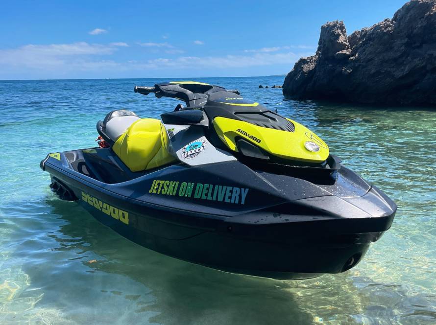 Moto de Jetski On Delivery en una cala de Mallorca