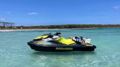 Moto de Jetski On Delivery en una cala de Mallorca