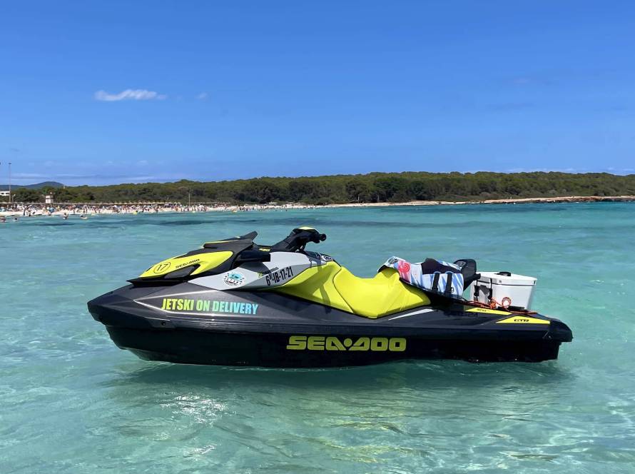 Moto de Jetski On Delivery en una cala de Mallorca