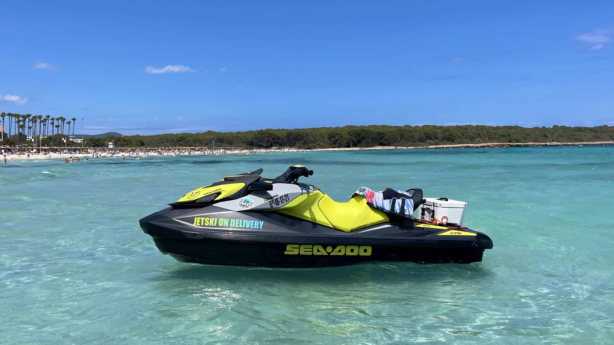 Moto de Jetski On Delivery en una cala de Mallorca