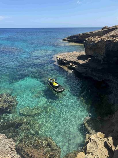Moto de Jetski On Delivery en una cala de Mallorca