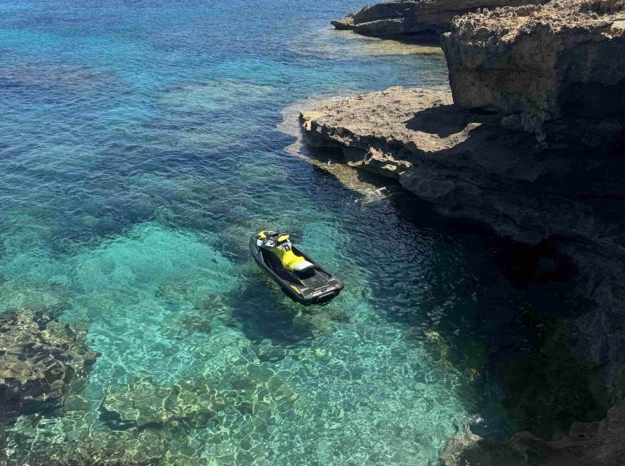 Moto de Jetski On Delivery en una cala de Mallorca