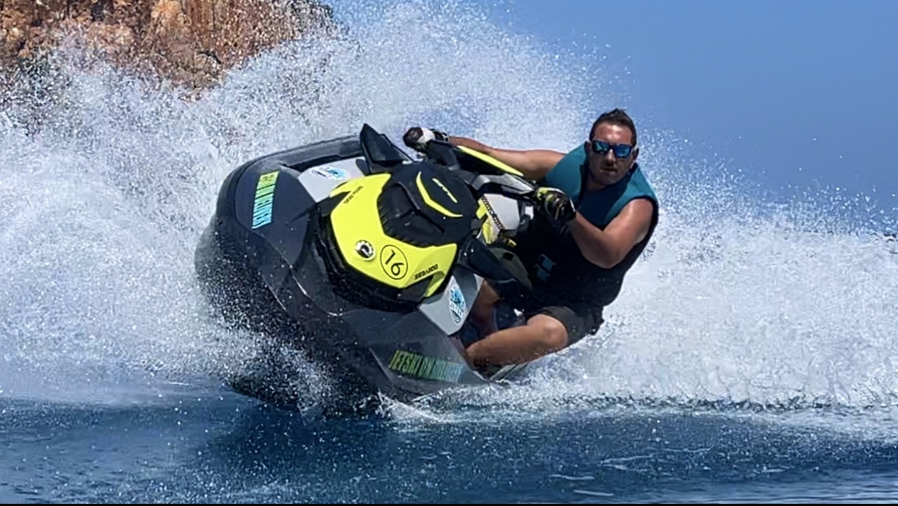 Moto de agua de Jetski On Delivery conducida por un chico