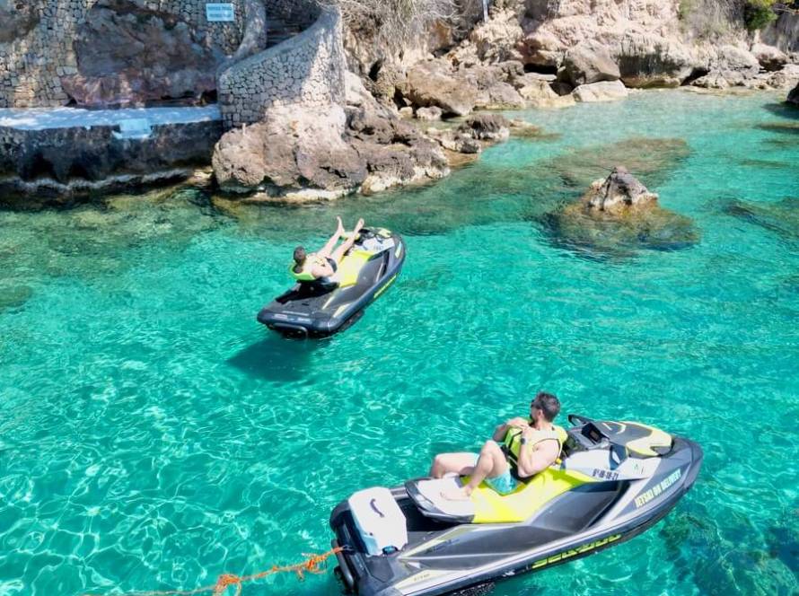 2 Motos de Jetski On Delivery en una cala de Mallorca
