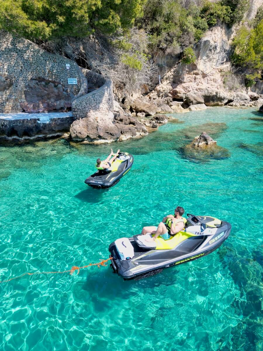 2 Motos de Jetski On Delivery en una cala de Mallorca