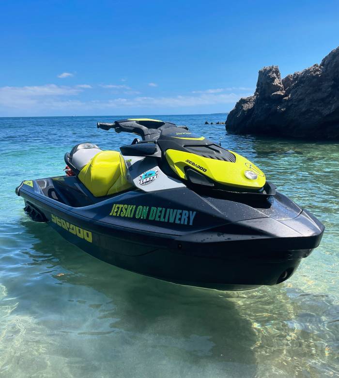 C8B46A27-6EF8-45DD-9665-68B2287F7BF3-min Moto de Jetski On Delivery en una cala de Mallorca