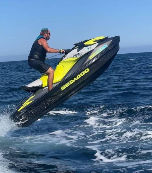 Jetski on Delivery – Alquiler de motos de agua en Mallorca Moto de Jetski on Delivery realizando un salto sobre el agua