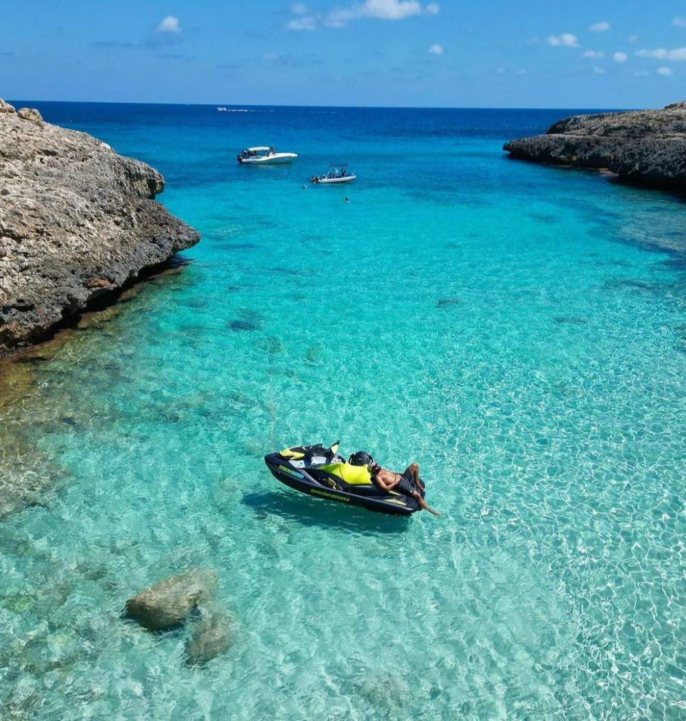 Jetski on Delivery – Alquiler de motos de agua en Mallorca Moto de Jetski On Delivery en una cala de Mallorca