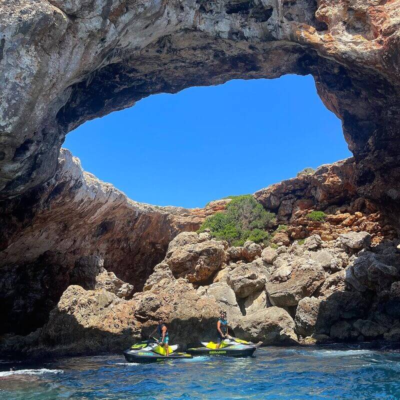 2 Motos de Jetski On Delivery en una cala de Mallorca