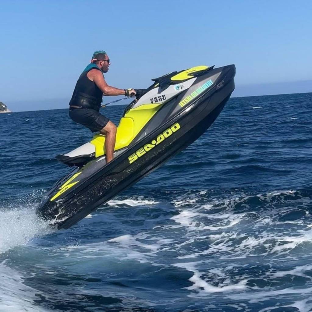 Moto de Jetski on Delivery realizando un salto sobre el agua