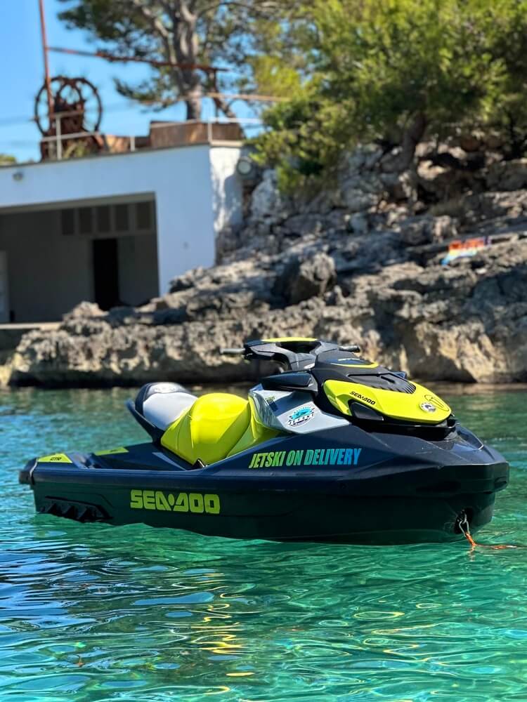 Moto de Jetski On Delivery en una cala de Mallorca